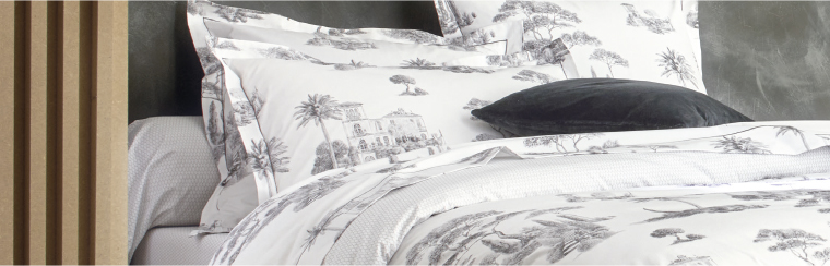 Zoom sur les oreillers d'une literie avec parure de lit